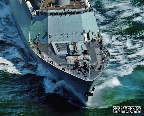 配备新型垂直发射防空导弹的中国054型护卫舰